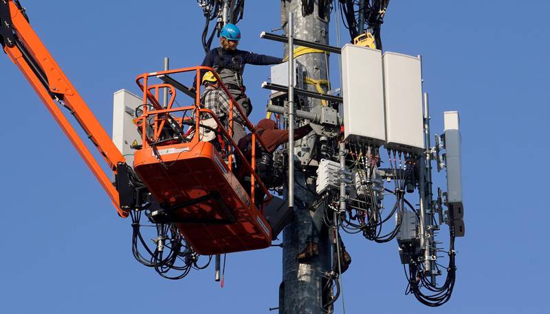A contract crew from Verizon installs 5G telecommunications equipment on a tower in Orem, Utah, U.S. December 3, 2019. Picture taken December 3, 2019.  REUTERS/George Frey