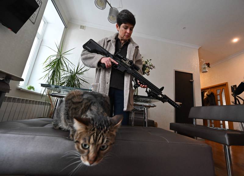 TOPSHOT - Mariana Jaglo, mother-of-three, holds her Ukrainian Z-15 - Zbroyar long rifle during an interview in the kitchen of her  flat in Kiev.  - As fears grow of a potential invasion by Russian troops massed on Ukraine's border, this 52-year-old army reservist, insists in her willing to fight to defend her country.  AFP