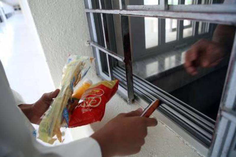 Dubai, UAE - December 23, 2009 - Students buy potato chips, croissants, juice and candy bars at Al Safa Secondary School. (Nicole Hill / The National) *** Local Caption ***  NH JunkFood20.jpg