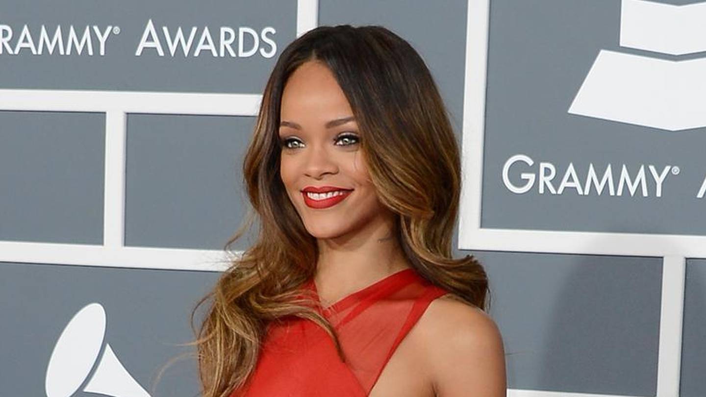 epa03578490 Barbadian actress and recording artist Rihanna arrives for the 55th Annual Grammy Awards in Los Angeles, California, USA, 10 February 2013.  EPA/MIKE NELSON