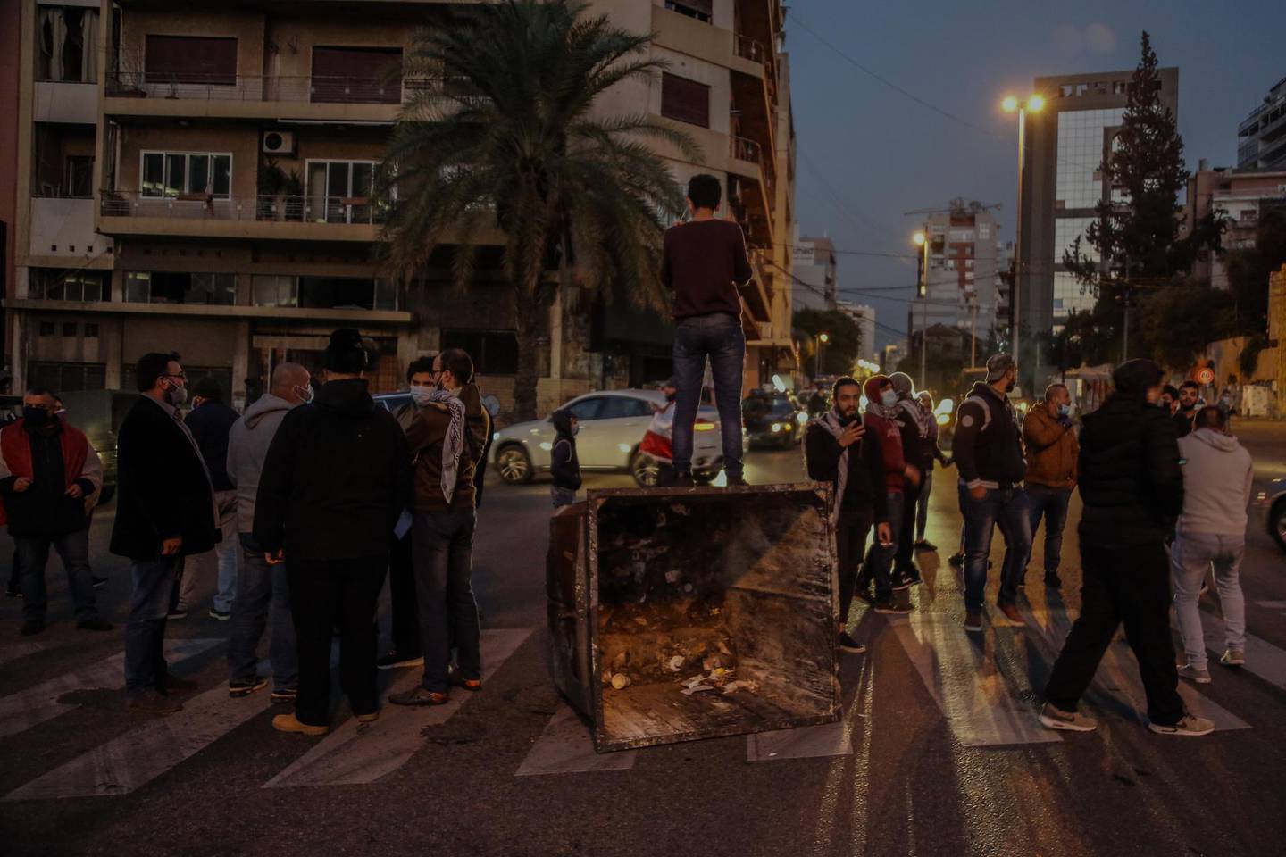 epa08964958 Anti-government protestors block some roads in downtown Beirut, Lebanon 25 January 2021. People are protesting against the recent coronavirus restrictions and terrible living conditions.  EPA/NABIL MOUNZER