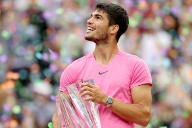 INDIAN WELLS, KALIFORNIEN – 19. MÄRZ: Carlos Alcaraz aus Spanien posiert mit der Trophäe, nachdem er Daniil Medwedew aus Russland während des Männerfinals der BNP Paribas Open im Indian Wells Tennis Garden am 19. März 2023 in Indian Wells, Kalifornien, besiegt hat.  Matthew Stockman / Getty Images / AFP (Foto von MATTHEW STOCKMAN / GETTY IMAGES NORDAMERIKA / Getty Images via AFP)