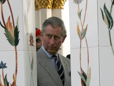 Der britische Prinz Charles besucht die Scheich-Zayid-Moschee in Abu Dhabi am 26. Februar 2007. REUTERS/Osayd Hasan (Vereinigte Arabische Emirate)