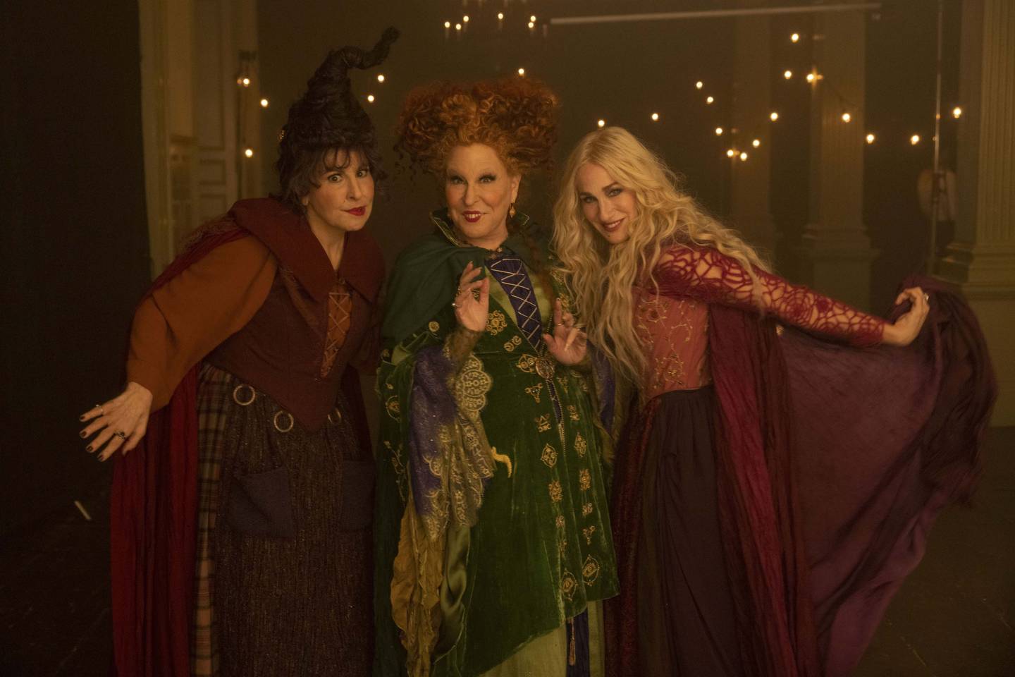 Kathy Najimy als Mary Sanderson, Bette Midler als Winifred Sanderson und Sarah Jessica Parker als Sarah Sanderson in „Hocus Pocus 2“.  Foto: Disney Enterprises