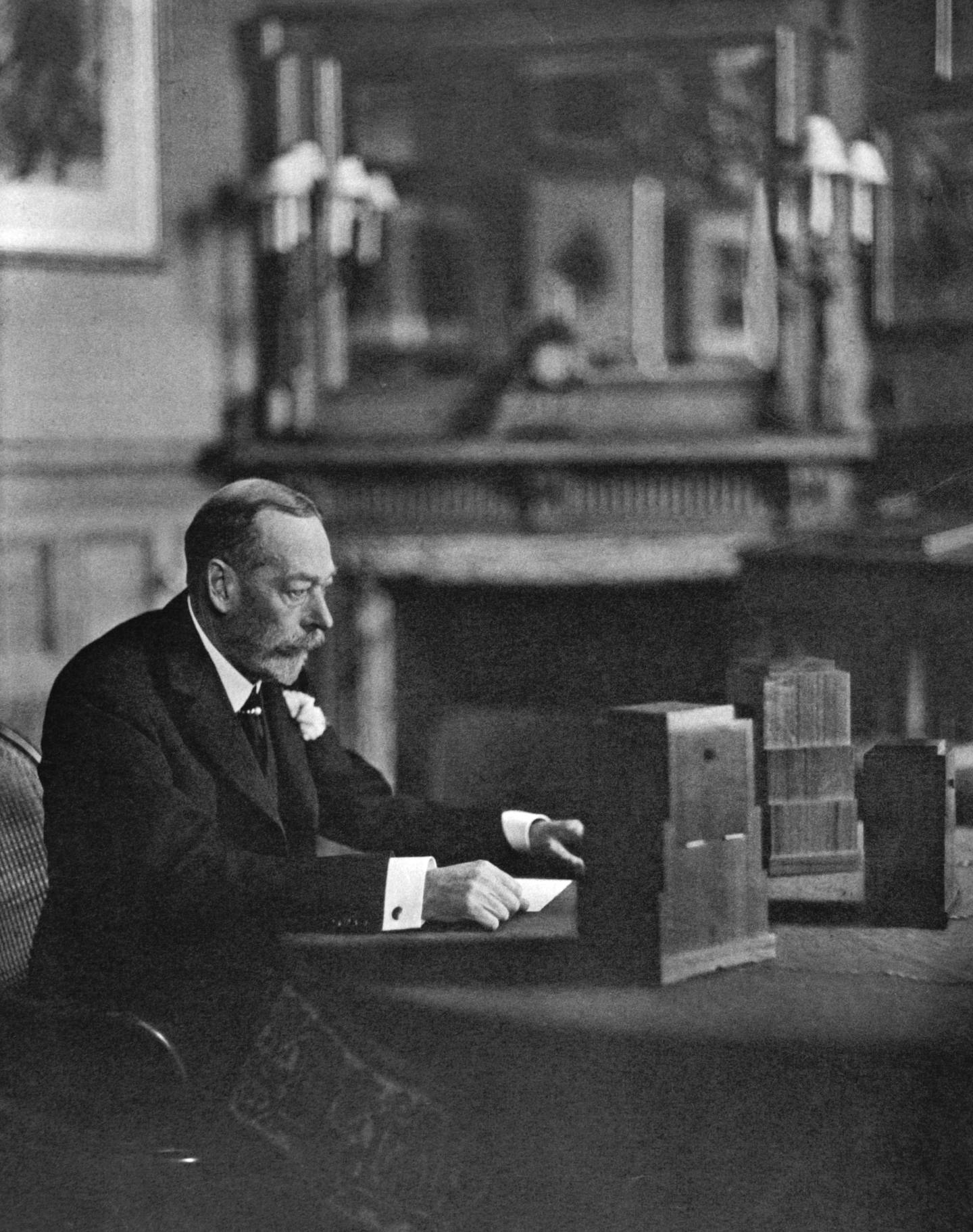 Le roi George V donnant son émission de radio de Noël à Sandringham en 1934. Getty Images