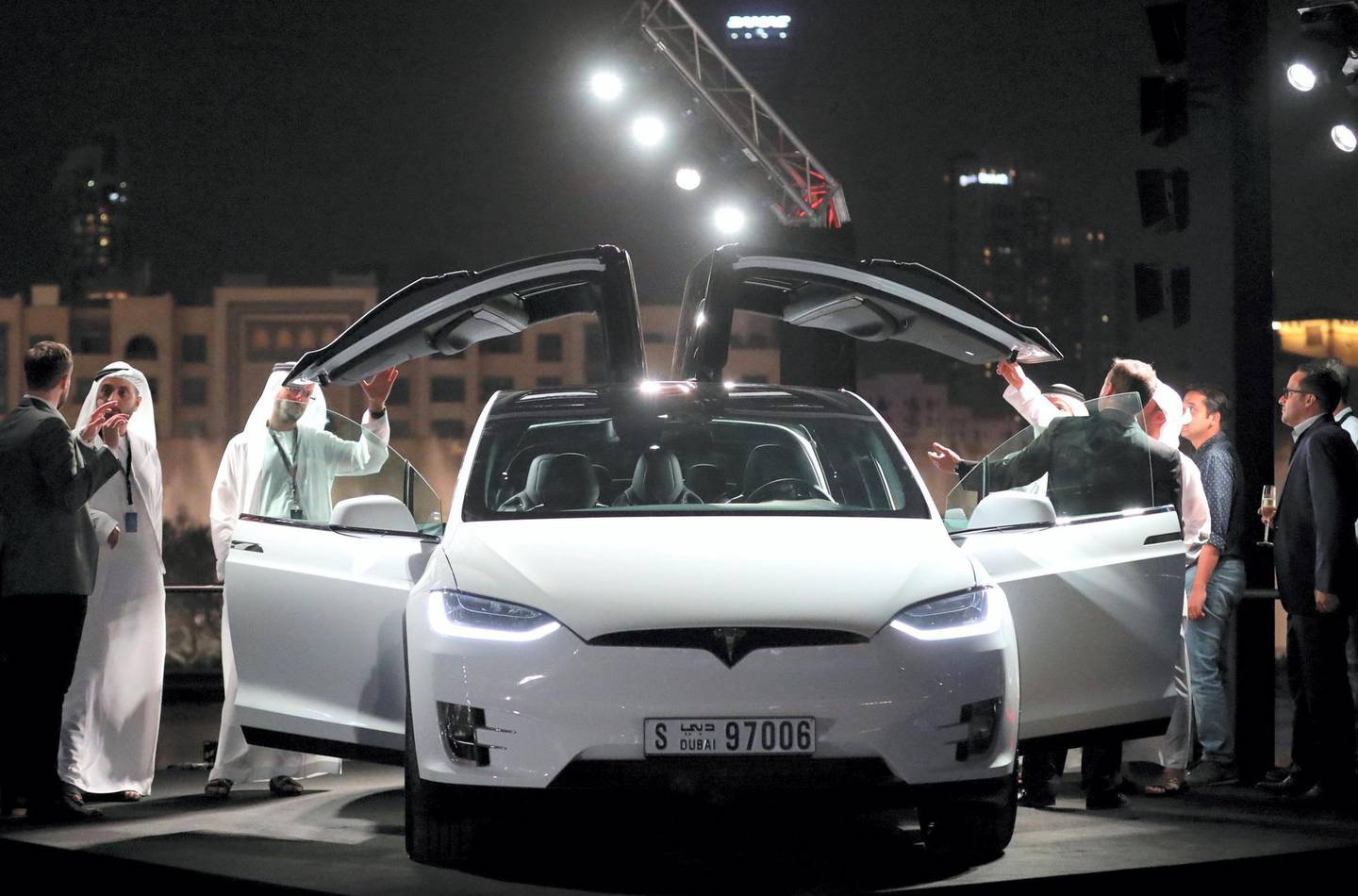 Emirati men check a vehicle manufactured by Electric carmaker Tesla during a ceremony in Dubai, on February 13, 2017.


Tesla announced the opening of a new Gulf headquarters in Dubai, aiming to conquer an oil-rich region better known for gas guzzlers than environmentally friendly motoring. / AFP PHOTO / KARIM SAHIB