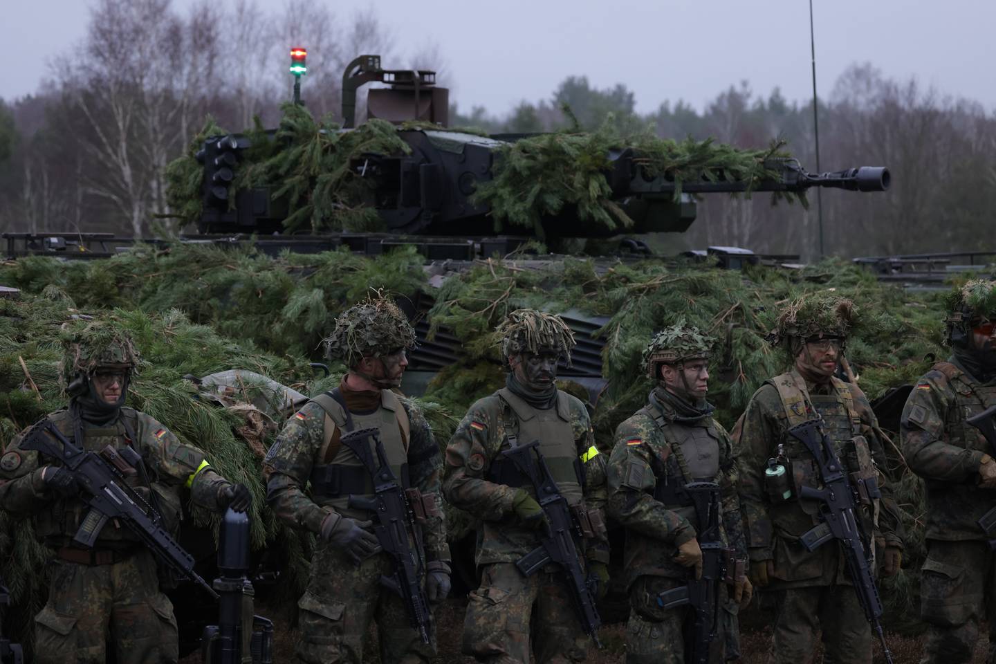 Infanteriesoldaten der Bundeswehr vor einem Schützenpanzer Puma bei einem Besuch des deutschen Verteidigungsministers Boris Pistorius am 26. Januar in der Nähe von Möckern, Deutschland.  Getty