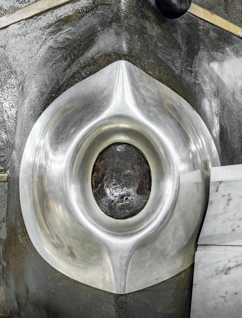 The black stone with Focus Stack Panorama. What is this technology? It is a technology in which images are combined with different clarity, in order to produce a single image with the greatest accuracy. Courtesy: Saudi Arabia General Presidency of the Grand Mosque and the Prophet's Mosque. 
