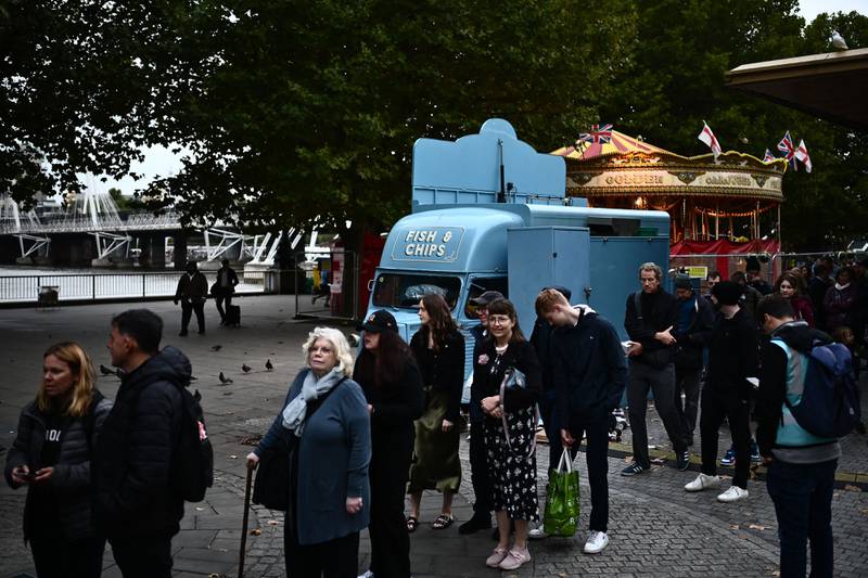 Members of the public wait in line to pay their respects to the Queen Elizabeth II, in London on September 15, 2022. The late monarch will lie in state until 5.30am (GMT) on September 19, a few hours before her funeral, with huge queues expected to file past her coffin to pay their respects. AFP