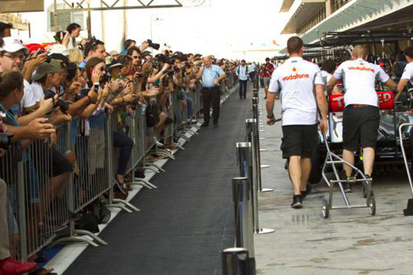 Video: Fans get preview of F1 action on Yas Marina Circuit