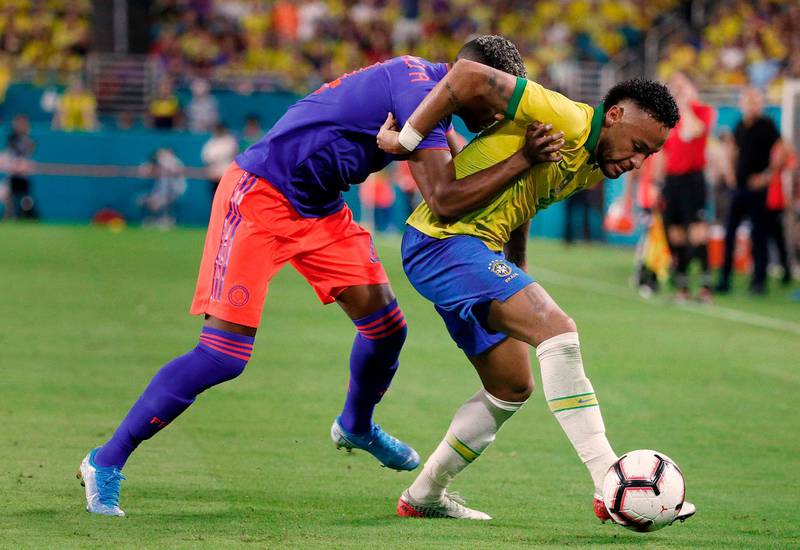 Brazil's foward Neymar Jr. (R) and Colombia's defender Luis Manuel Orejuela vie for the ball during their international friendly football match between Brazil and Colombia at Hard Rock Stadium in Miami, Florida, on September 6, 2019. / AFP / RHONA WISE                      
