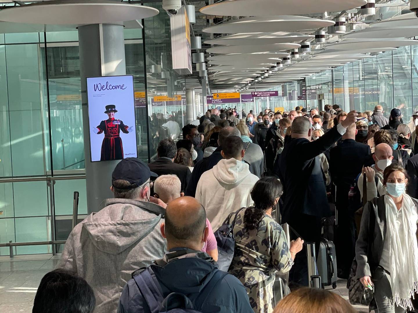 Queues at arrivals in Heathrow Airport on March 25 2022. Photo: Sven Kili / Twitter