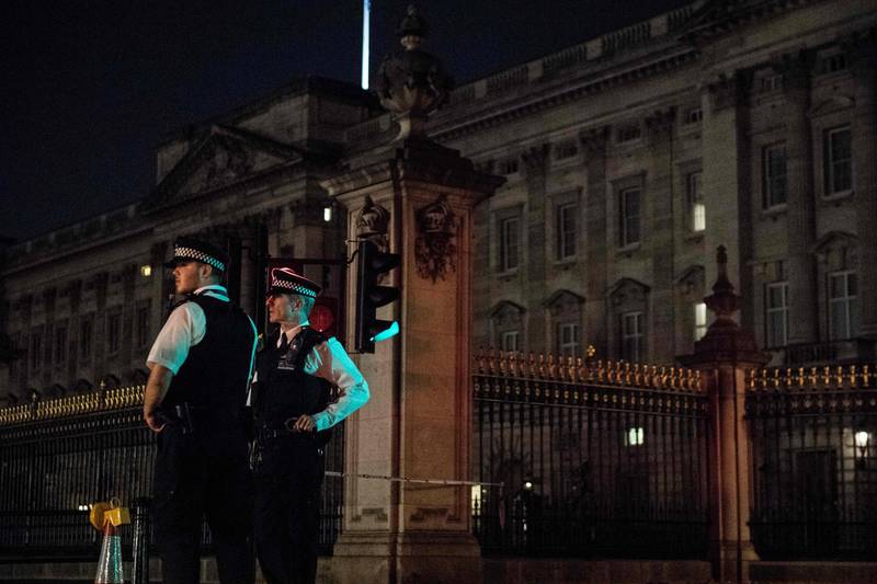 Police officers stand guard at a police cordon next to Buckingham Palace following an incident where a man armed with a knife was arrested outside the palace following a disturbance in London on August 26, 2017. 
Scotland Yard has said two male police officers suffered minor injuries when they detained the man and were both treated by paramedics at the scene.  / AFP PHOTO / CHRIS J RATCLIFFE
