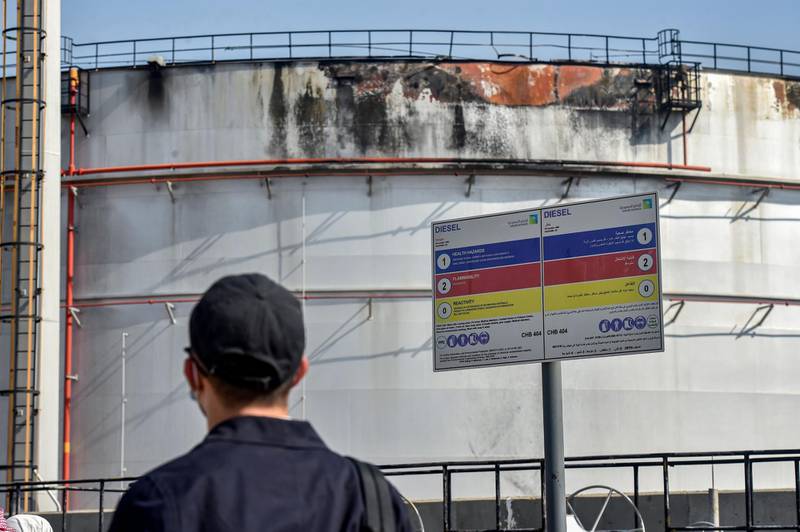 A man looks at a damaged silo a day after an attack at the Saudi Aramco oil facility in Saudi Arabia's Red Sea city of Jeddah, on November 24, 2020. Yemen's Huthi rebels launched a missile attack on the facility on November 23, triggering an explosion and a fire in a fuel tank, officials said. The strike occurred the day after the kingdom hosted a virtual summit of G20 nations, and more than a year after the targeting of major Aramco sites that caused turmoil on global oil markets. / AFP / FAYEZ NURELDINE
