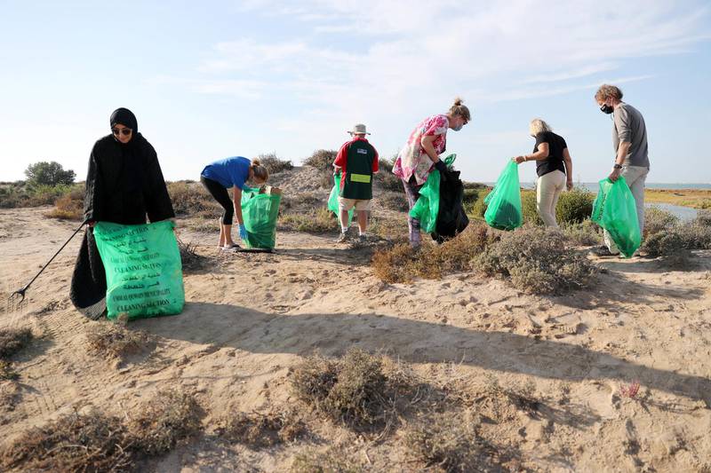 UAQ, UNITED ARAB EMIRATES , Feb 02 – Left to Right - Fatima Alzaabi, Ruth Fitz-Gerald, Tony Fitz-Gerald, Maria Lundberg, Pia Yun and Paul Rivers picking trash during the clean-up drive at the beach in Umm Al Quwain. (Pawan Singh / The National) For News/Stock/Online/Instagram/Standalone/Big Picture. Story by Patrick