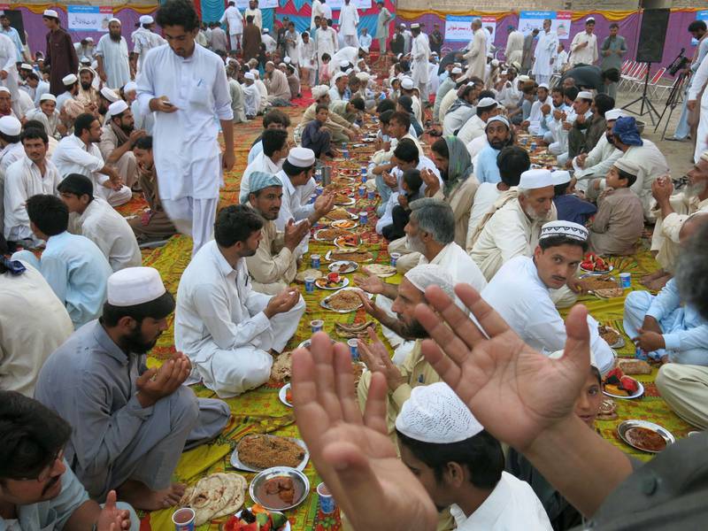 Internally displaced Pakistani civilians pray before breaking their fast during Ramadan in Bannu, northern Pakistan, on July 6, 2014. AFP