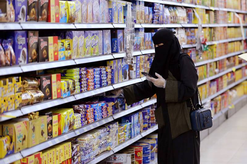 FILE PHOTO: A Saudi woman wearing protective gloves shops at a supermarket, following the outbreak of the coronavirus disease (COVID-19), in Riyadh, Saudi Arabia May 11, 2020. REUTERS/Ahmed Yosri/File Photo