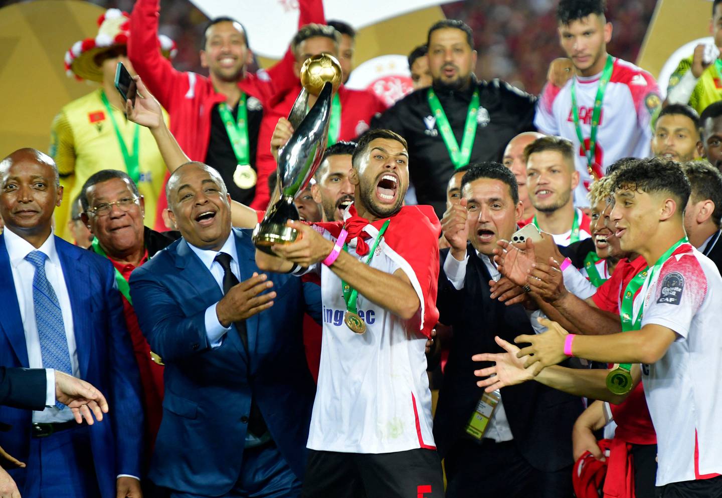 Wydad-Mittelfeldspieler Yahya Jabrane feiert mit der Trophäe, nachdem er am 30. Mai 2022 im Caf-Champions-League-Finale gegen Ägyptens Al Ahly gewonnen hat. AFP