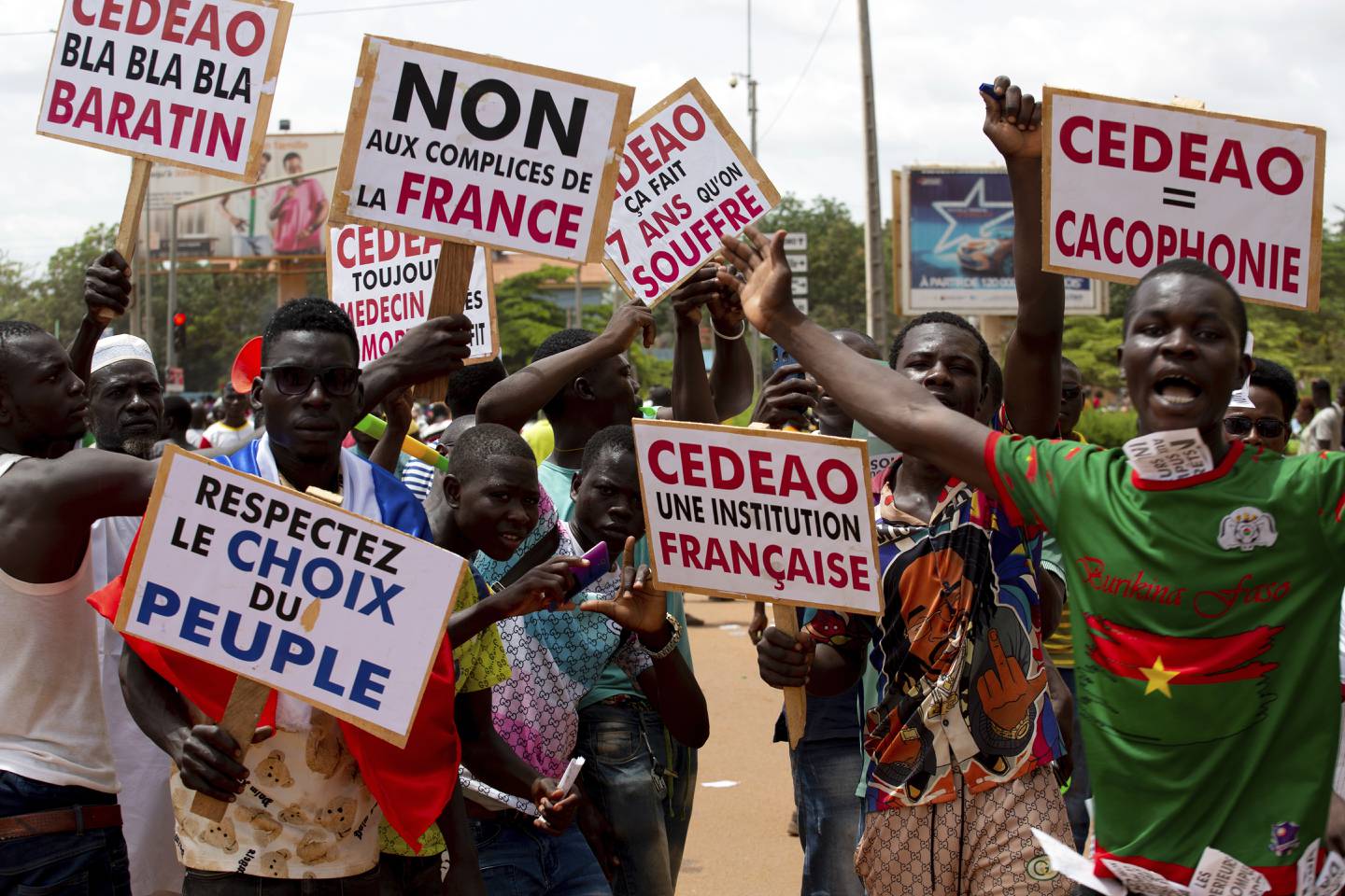 Unterstützer von Ibrahim Traore protestieren in den Straßen von Ouagadougou gegen Frankreich und den westafrikanischen Regionalblock ECOWAS.  AP