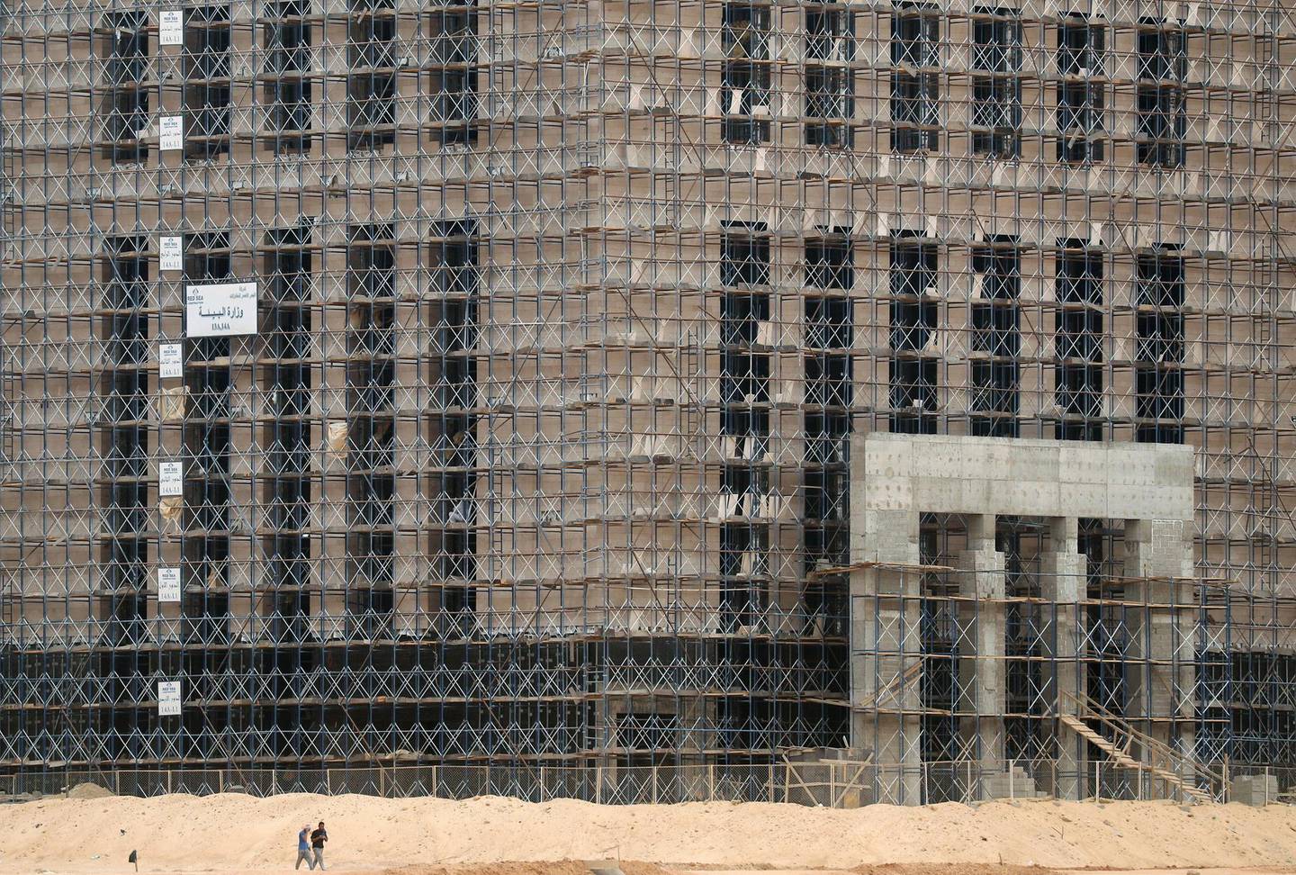 Construction labourers work at the future headquarters Ministry of Environment in the government district of the New Administrative Capital (NAC) east of Cairo, Egypt May 2, 2019. Picture taken May 2, 2019. REUTERS/Amr Abdallah Dalsh  TPX IMAGES OF THE DAY