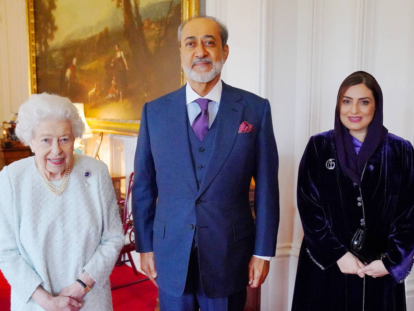 Britain's Queen Elizabeth II poses for a photograph with the Sultan of Oman. AFP