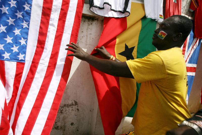 A street vendor places his national flag next to an American one in Accra. The US authorities have recently shut down a fake US embassy in the Ghanian capital. Kambou Sia / AFP 