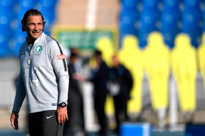 Saudi Arabia's head coach Juan Antonio Pizzi from Argentina attends a training session on June 10, 2018 in Saint-Petersburg before the upcoming 2018 football World Cup   / AFP / GABRIEL BOUYS
