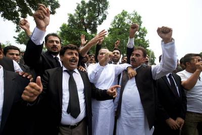 Lawyers chant slogans against Prime Minister Nawaz Sharif during Panama leaks hearing outside Supreme Court in Islamabad, Pakistan July 17, 2017.  REUTERS/Faisal Mahmood
