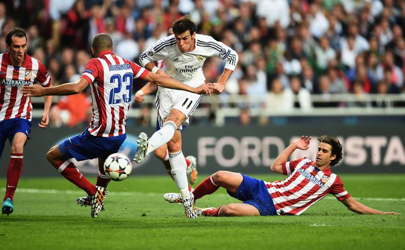 LISBON, PORTUGAL - MAY 24:  Gareth Bale of Real Madrid beats Diego Godin (L), Miranda (2L) and Tiago of Club Atletico de Madrid (R), but shoots wide during the UEFA Champions League Final between Real Madrid and Atletico de Madrid at Estadio da Luz on May 24, 2014 in Lisbon, Portugal.  (Photo by Laurence Griffiths/Getty Images)