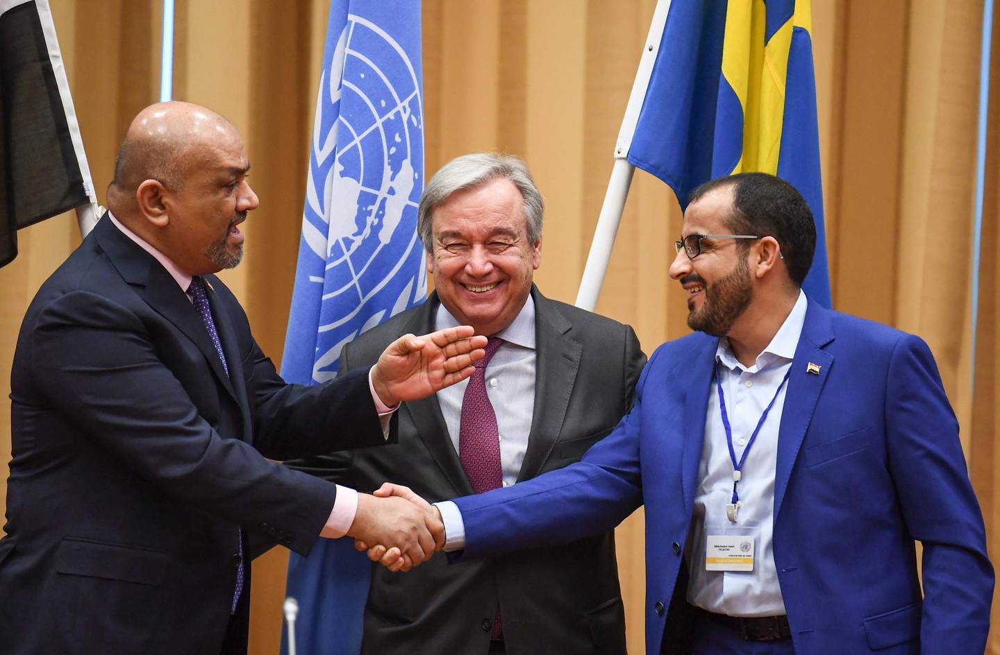 Yemen's foreign minister Khaled al-Yamani (L) and the head orebel negotiator Mohammed Abdelsalam (R) shake hands under the eyes of United Nations Secretary General Antonio Guterres (C), during peace consultations taking place at Johannesberg Castle in Rimbo, north of Stockholm, Sweden, on December 13, 2018. 
 Yemen's government and rebels have agreed to a ceasefire in flashpoint Hodeida, where the United Nations will now play a central role, the UN chief said.  / AFP / Jonathan NACKSTRAND
