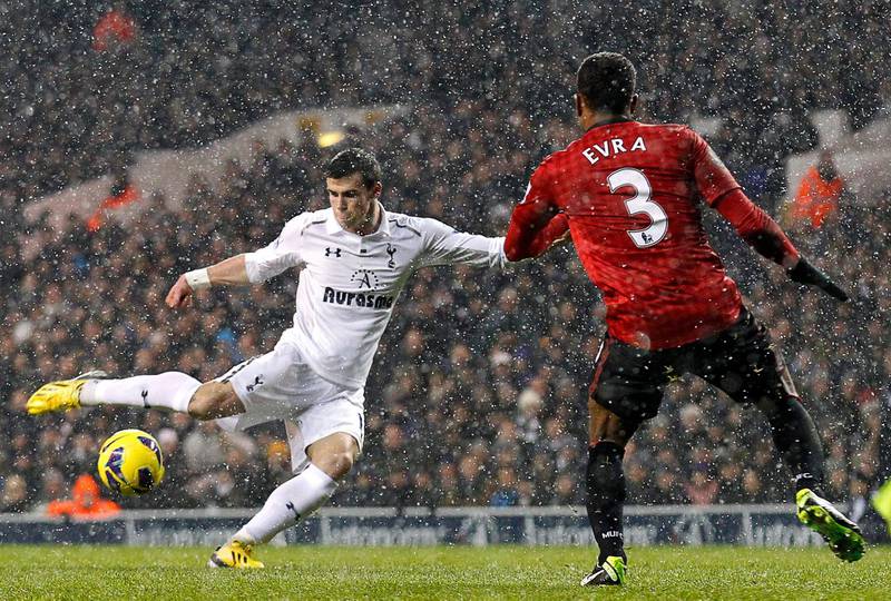 epa03546543 Gareth Bale of Tottenham Hotspur (L) vies for ball with Patrice Evra of Manchester United (R) during the English Premier League soccer match between Tottenham Hotspur and Manchester United at the White Hart Lane Stadium in London, Britain, 20 January 2013.  EPA/KERIM OKTEN DataCo terms and conditions apply. http//www.epa.eu/downloads/DataCo-TCs.pdf *** Local Caption ***  03546543.jpg