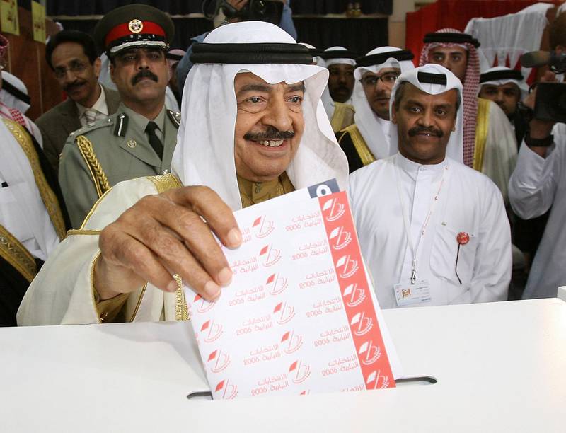 Bahrain's Prime Minister Sheikh Khalifa bin Salman al-khalifa casts his vote at a polling station in Manama, 25 November 2006. Bahrainis, including the Shiite-led opposition, flocked to elect their second post-reform parliament today. Some 295,000 voters are entitled to elect 39 MPs in an equivalent number of constituencies. There are a total of 207 candidates, including 17 women. AFP PHOTO/KARIM SAHIB (Photo by KARIM SAHIB / AFP)