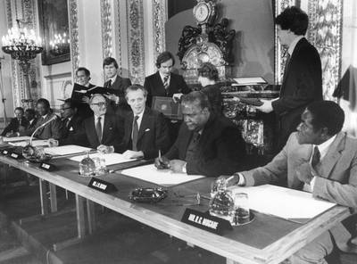 21st December 1979:  The leaders of the Patriotic Front, Robert Mugabe and Joshua Nkomo,  Lord Carrington the British Foreign Secretary, Sir Ian Gilmore and Bishop Abel Muzorewa the Prime Minister of Zimbabwe-Rhodesia, at Lancaster House. The occasion is the signing of the agreement  on the independence of Zimbabwe.  (Photo by Central Press/Getty Images)