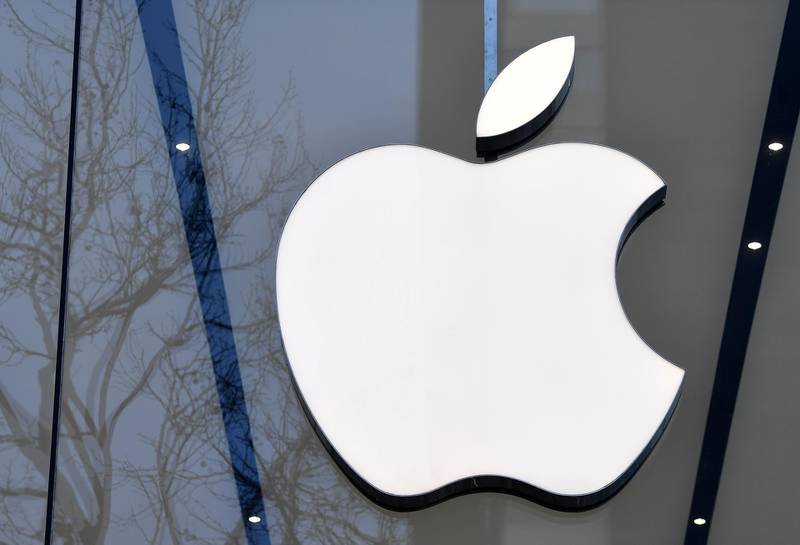 (FILES) This file photo taken on February 8, 2018 shows the logo of the US multinational technology company Apple on display on the facade of an Apple store in Brussels. European judges are ruling on the EU decision on July 15, 2020 to order Apple to reimburse Ireland 13 billion in undue tax benefits. / AFP / Emmanuel DUNAND
