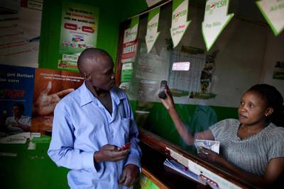D1CRWH M-Pesa mobile-phone money transfer service in Kenya
