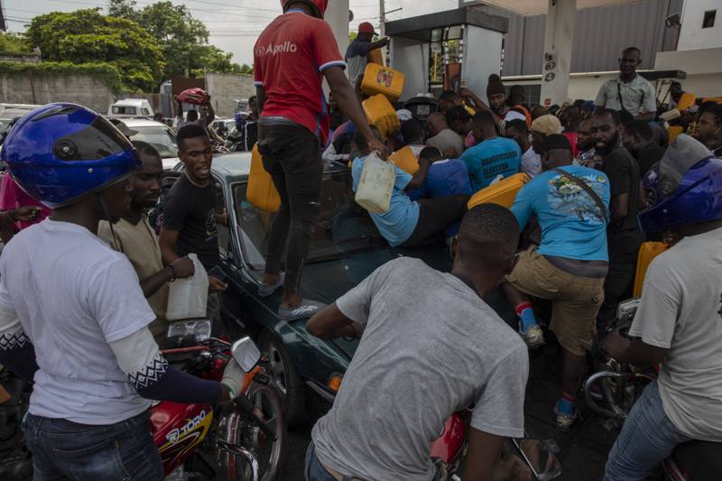 People push and shove as they try to get their tanks filled at a gas station in Port-au-Prince, Haiti, Wednesday, Sept.  22, 2021.  In addition to kidnappings, gangs are blamed for blocking gas distribution terminals and hijacking supply trucks, which officials say has led to a shortage of fuel.  (AP Photo / Rodrigo Abd)