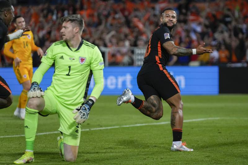 Netherlands' Memphis Depay, right, celebrates scoring his side's third and decisive goal after passing Wales' goalkeeper Wayne Hennessey, left, during the UEFA Nations League soccer match between the Netherlands and Wales at De Kuip stadium in Rotterdam, Netherlands, Tuesday, June 14, 2022.  (AP Photo / Peter Dejong)