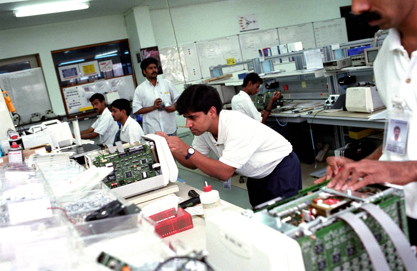 AGTFE1 Travailleur mettant sur pied une machine ultra scanner chez General Electric Wipro à Bangalore Inde