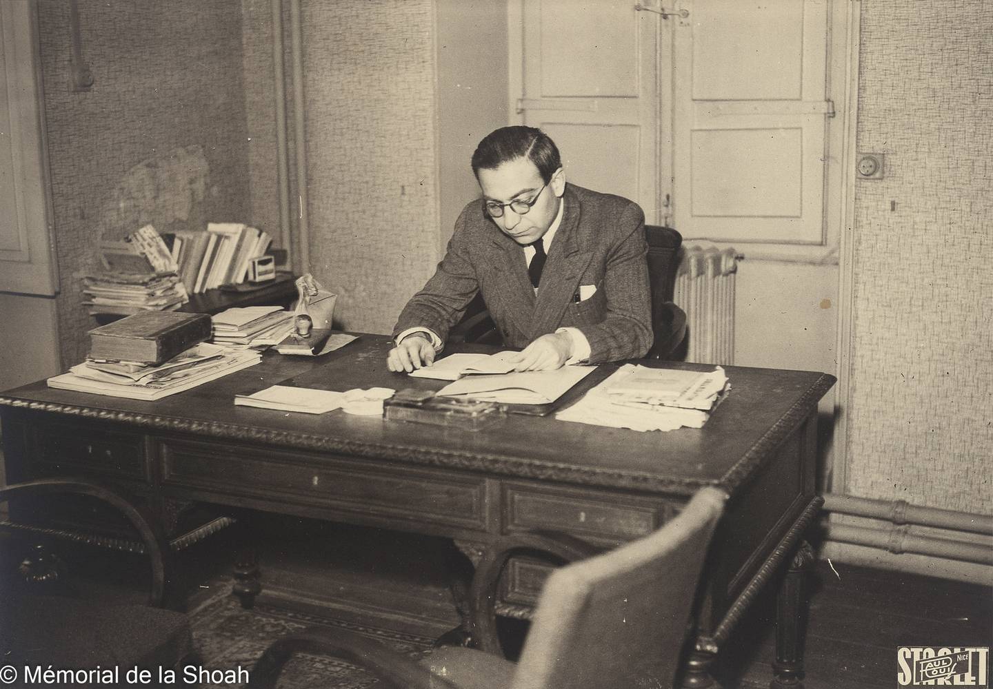 Moussa Abadi at his office in Nice in 1947. Memorial de la Shoah/Coll.Odette Abadi