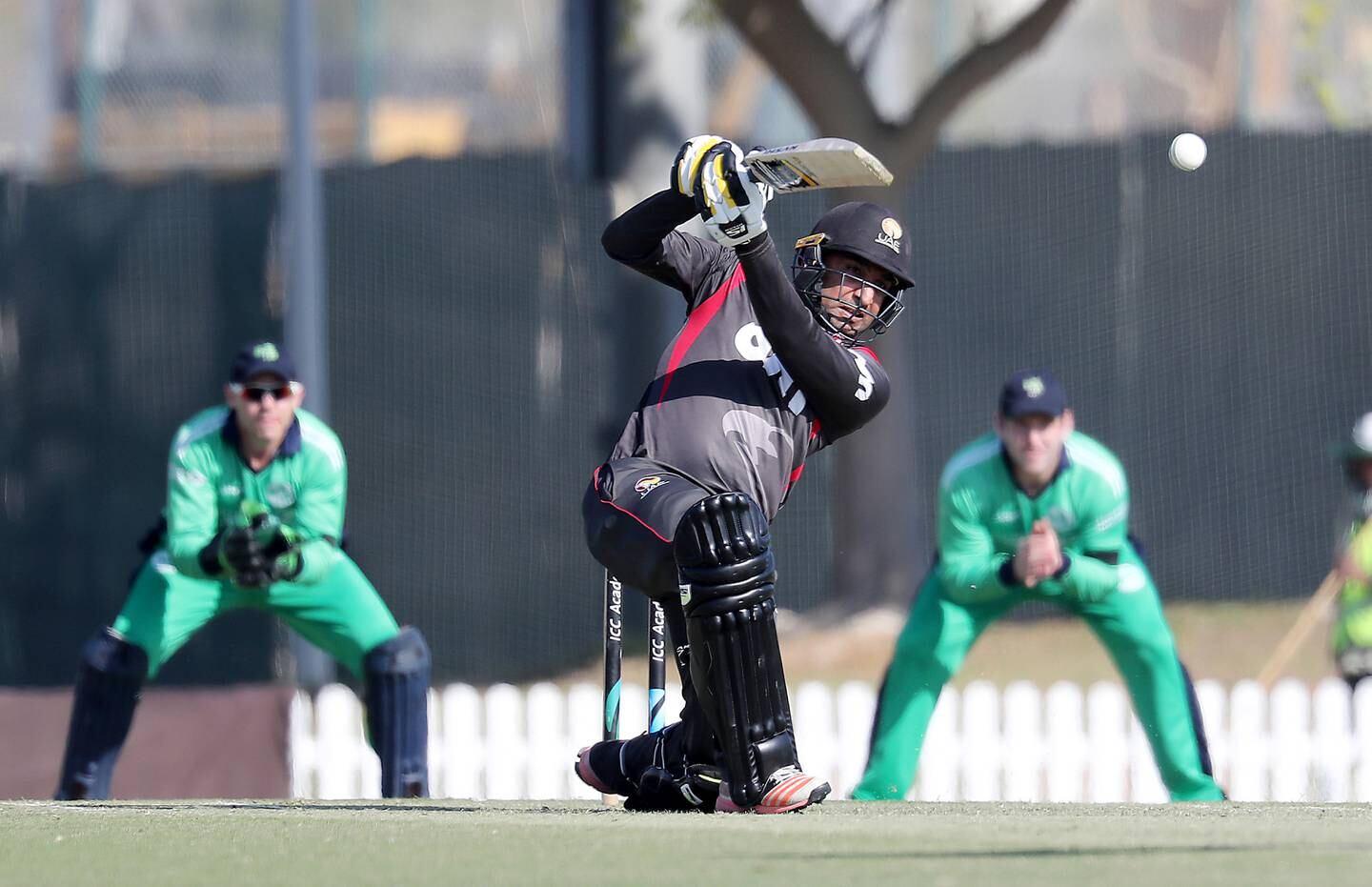 DUBAÏ , ÉMIRATS ARABES UNIS , JAN 11 - 2018 :- Ghulam Shabber des EAU jouant un coup pendant le match de cricket international d'une journée entre les EAU contre l'Irlande s'est tenue à l'ICC Academy de Dubai Sports City à Dubaï.  (Pawan Singh / The National) Pour le sport.  Histoire de Paul Radley