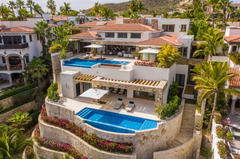 Located on the Caleta Palmilla cliffside, the property was built in 2019 and is now part of a gated community.