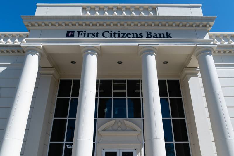 First Citizens wird Vermögenswerte der SVB im Wert von etwa 72 Milliarden US-Dollar mit einem Abschlag von 16,5 Milliarden US-Dollar kaufen, sagte die FDIC.  Bloomberg