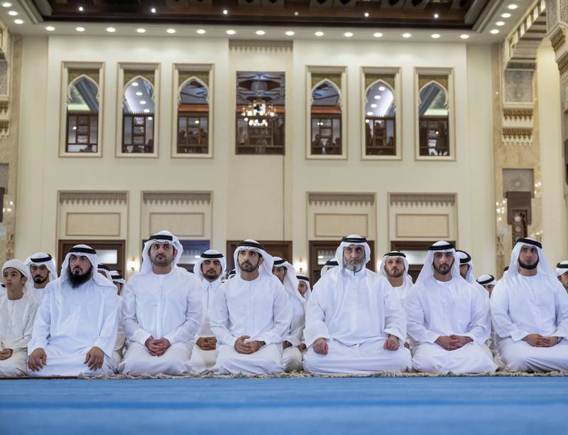 Sheikh Hamdan und Sheikh Maktoum verrichten Eid-Gebete in Dubai.  Foto: Scheich Hamdan / Twitter