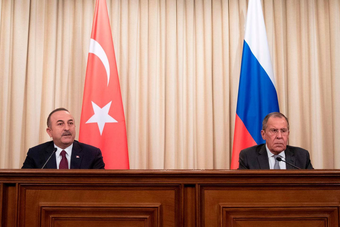 Russian Foreign Minister Sergei Lavrov and his Turkish counterpart Mevlut Cavusoglu hold a joint press conference following the talks on a ceasefire deal between the warring sides in Libya, in Moscow on January 13, 2020. / AFP / POOL / Pavel Golovkin
