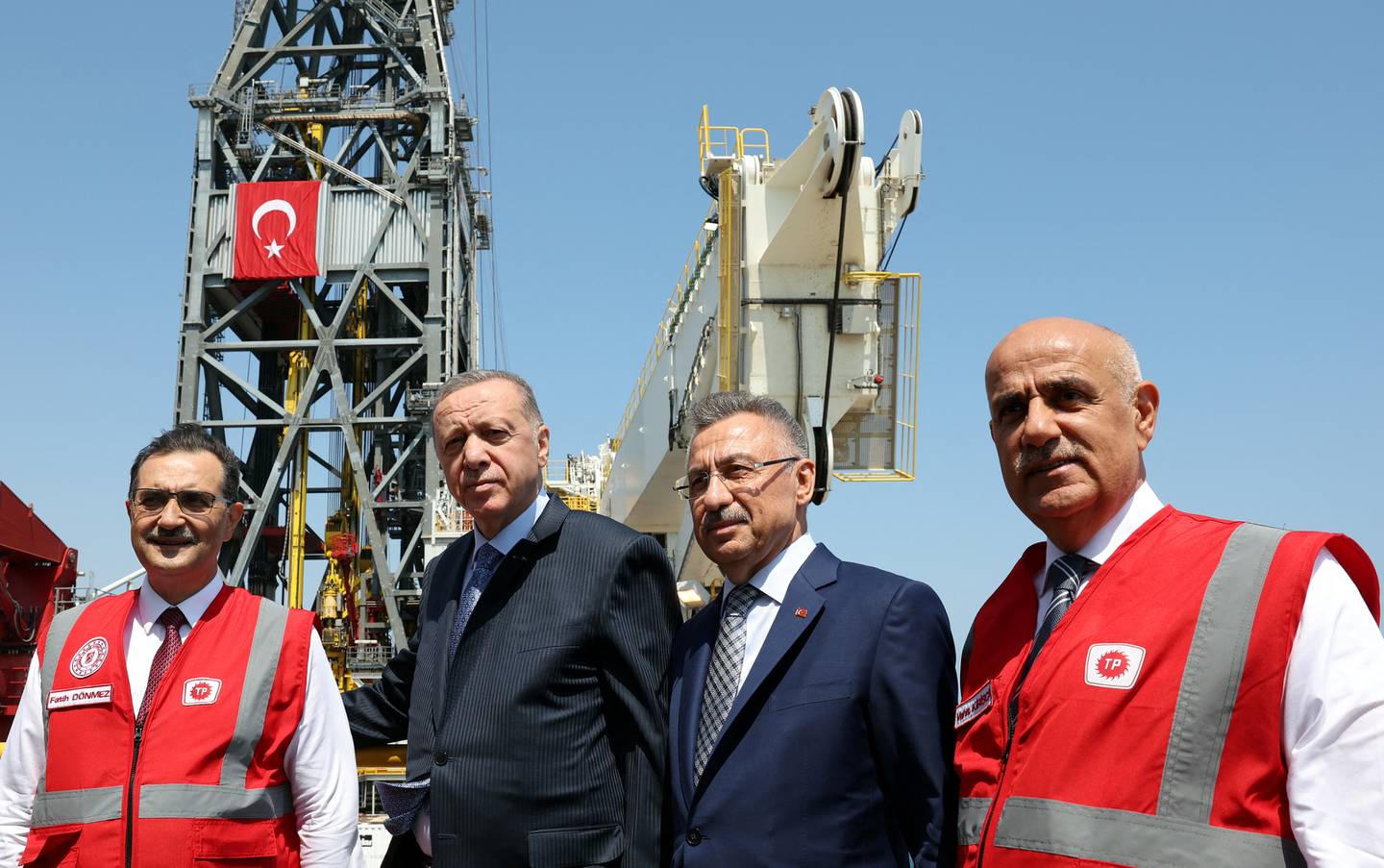 Türkiye Cumhurbaşkanı Tayyip Erdoğan, Cumhurbaşkanı Yardımcısı Fuat Oktay, Enerji Bakanı Fatih Dönmez ve Tarım ve Orman Bakanı Vahit Kirişçi'nin eşlik ettiği Türkiye'nin Akdeniz'in Mersin ilinde bulunan yeni sondaj gemisi Abdülhamid Han'da 9 Ağustos'ta Reuters