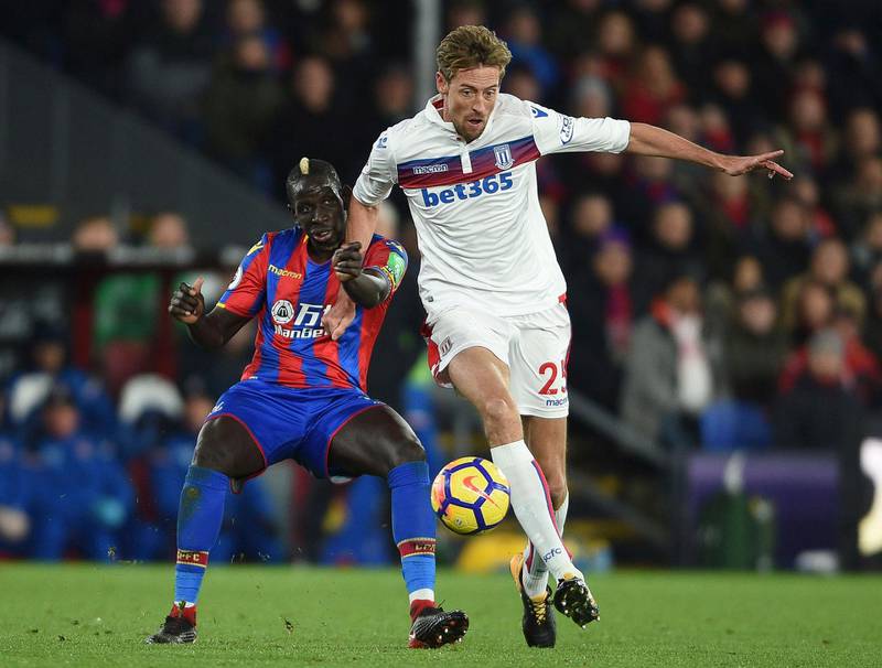 Stoke City's Peter Crouch, right, in action with Crystal Palace's Mamadou Sakho during their English Premier League soccer match at Selhurst Park in London, Saturday Nov. 25, 2017. (Daniel Hambury/PA via AP)
