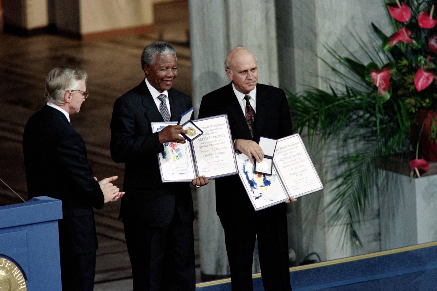 December 9, 1993 – Nelson Mandela, President of the African National Congress, and South African President Frederik de Klerk in Oslo after being awarded the Nobel Peace Prize for their work to end apartheid peacefully. AFP