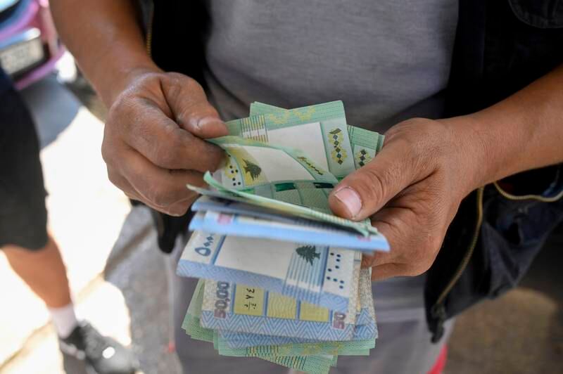 Ein Arbeiter zählt Geld an einer Tankstelle in der Stadt Khalde im Süden Beiruts.  EPA