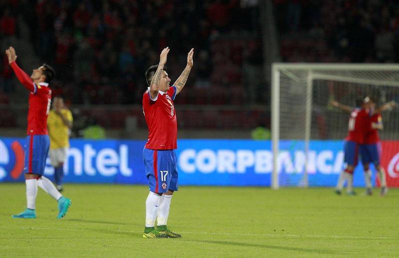 Chile’s Gary Medel acknowledges the crowd on Thurdsay night after the team’s 2018 World Cup qualifying win over Brazil in Santiago. Claudio Reyes / AFP