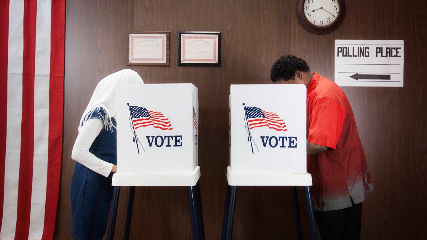 كيف يمكن للعرب الأمريكيين أن يلعبوا دورًا رئيسيًا في تحديد انتخابات التجديد النصفي الأمريكية